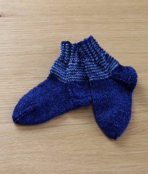 Socken handgestrickt dunkelblau gestreit Grösse 24