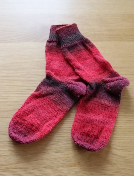 Socken handgestrickt rot/braun gestreift Grösse 41