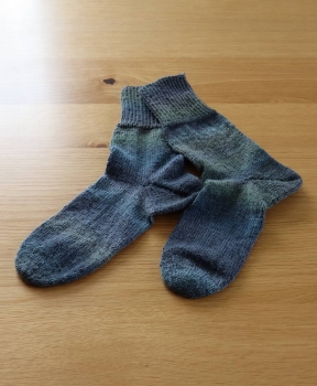 Socken handgestrickt grün/grau gemustert Grösse 43, mit Seide